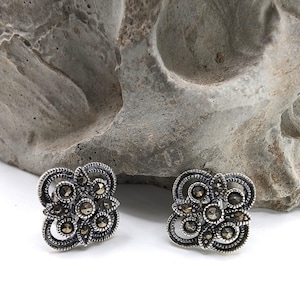 Pendientes Art Déco de plata de ley 925 con marcasita ornamentada y cierre de presión. Joyas de filigrana de estilo vintage.