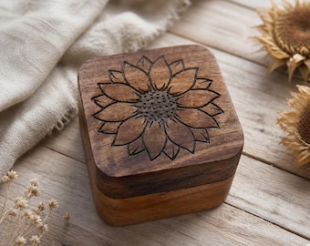 Met zonnebloem gegraveerde houten ringendoos, rustieke aandenkenhouder voor voorstel