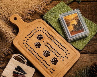 Rustieke berenpoot-cribbagebordset met speelkaarten en pinnen – houten cribbagebord cadeau met wilde dieren