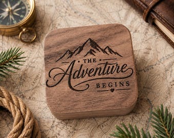 La aventura comienza: caja de madera para anillos, recuerdo de compromiso y boda en la montaña.