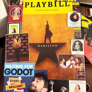 Puede incluir: Un collage de varias portadas de Playbill de Broadway y materiales promocionales teatrales que incluyen Hamilton, Come From Away, Waiting for Godot, Mamma Mia y Aladdin, junto a retratos de actores como Kelli O'Hara e Idina Menzel.