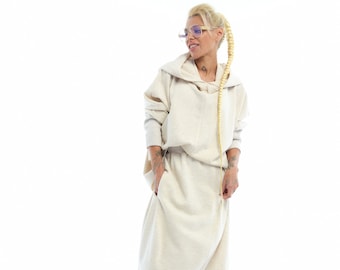 Creme Hoodie Und Rock Sweatsuit Set