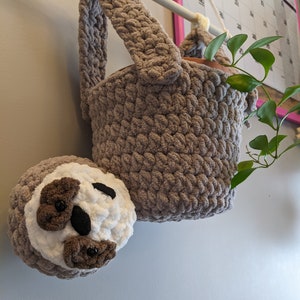 Crochet pattern: sloth hanging planter