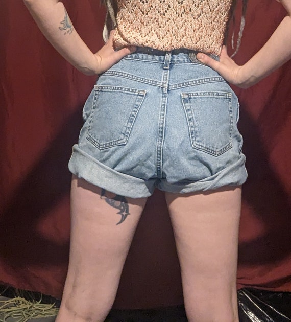 Vintage 90s High-Wasted Light Denim Shorts - image 6