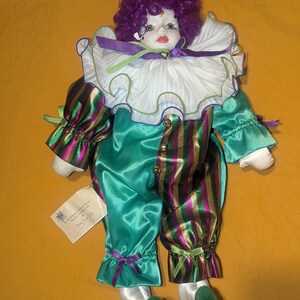 Muñeca de porcelana de payaso musical vintage de 1987, Nicki, de Betty Jane Carter