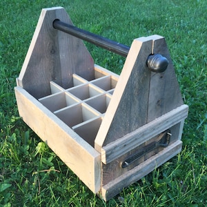 Peut inclure: Une caisse en bois rustique avec une poignée et un loquet en métal. La caisse a 12 compartiments et est parfaite pour transporter des bouteilles ou d'autres objets.