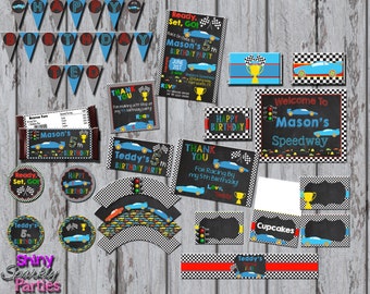 Puede incluir: Un conjunto de decoraciones de fiesta imprimibles para una fiesta de cumpleaños con temática de coches de carreras. Las decoraciones incluyen una pancarta, adornos para cupcakes, etiquetas de regalo y un cartel de bienvenida. Los colores son azul, rojo, amarillo, negro y blanco.