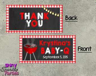 Pode incluir: Cartão de agradecimento xadrez vermelho e branco com o texto "THANK YOU" em letras brancas e vermelhas sobre um fundo de quadro negro. O verso do cartão tem o texto "Back" escrito em preto. O anverso do cartão tem uma borda xadrez vermelha e branca e um fundo de quadro negro com o texto "Krystina's BABY-Q September 5, 2015" em letras brancas e vermelhas. O texto "Front" está escrito em preto no verso do cartão.