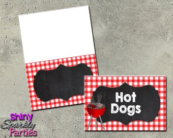 Puede incluir: Etiquetas de comida imprimibles con un fondo a cuadros rojo y blanco. Las etiquetas presentan un diseño de pizarra con el texto "Hot Dogs" y una ilustración en blanco y negro de una parrilla con salchichas.