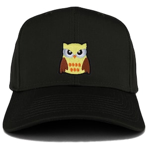Könnte beinhalten: Schwarze Baseballkappe mit einem gestickten gelben Eulen mit orangefarbenen Akzenten.