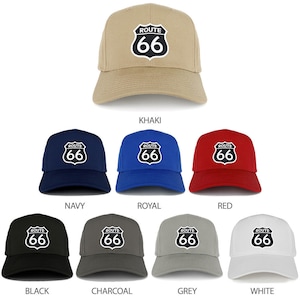 Puede incluir: Un conjunto de diez gorras de béisbol de varios colores, cada una con un letrero blanco de la Ruta 66 con texto negro. Los colores incluyen caqui, azul marino, azul real, rojo, negro, carbón, gris y blanco.