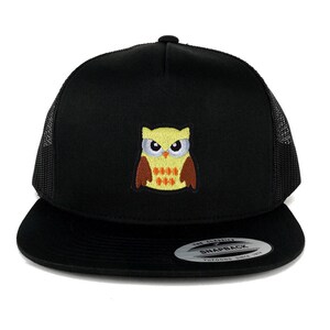 Op de afbeelding: Zwarte truckercap met een geborduurde gele uil op de voorkant. De pet heeft een zwart mesh achterpaneel en een zwarte drukknopsluiting. De pet is gelabeld "The Classics Snapback Yupoong Since 1974".