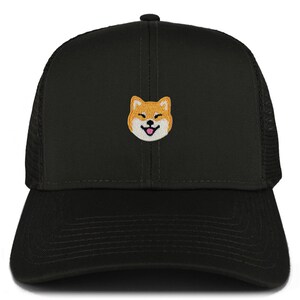 Op de afbeelding: Zwarte truckercap met een glimlachende Shiba Inu geborduurd op de voorkant.