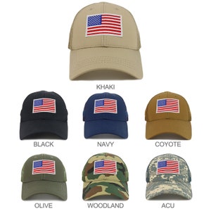 Può includere: Sei cappellini da baseball di diversi colori con una piccola toppa della bandiera americana sul davanti. I cappellini sono disponibili nei colori cachi, nero, blu navy, coyote, oliva, woodland e acu.