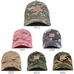 以下が含まれることがあります： 前面に小さなアメリカ国旗が刺繍された迷彩柄の野球帽が6つ。帽子は、ACU、PKD、URB、DES、MCU、WDLの異なる迷彩柄です。