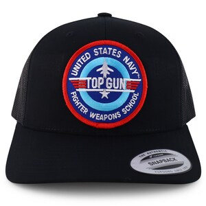 Op de afbeelding: Zwarte truckercap met een geborduurd rood, wit en blauw patch met de tekst "United States Navy Top Gun Fighter Weapons School".