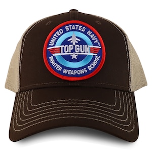 Puede incluir: Gorra de béisbol marrón y beige con un parche bordado en azul marino y rojo que dice "United States Navy Top Gun Fighter Weapons School".
