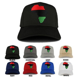 Puede incluir: Un conjunto de diez gorras de béisbol con un diseño de continente africano rojo, negro y verde. Las gorras están disponibles en negro, carbón, gris, caqui, azul marino, rojo, azul real y blanco.
