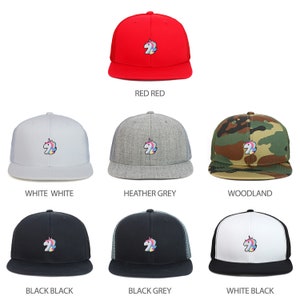 Puede incluir: Un conjunto de diez gorras de camionero con un gráfico de unicornio. Las gorras están disponibles en rojo, blanco, gris jaspeado, camuflaje, negro, gris negro y blanco negro.