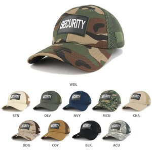 Puede incluir: Un conjunto de diez gorras de béisbol de camuflaje con un parche negro que dice "SECURITY" en la parte delantera. Las gorras son de diferentes patrones de camuflaje, incluyendo bosque, desierto y digital.