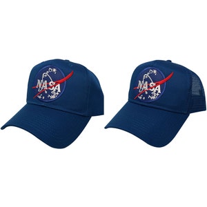 Puede incluir: Dos gorras de béisbol azules con un logotipo de la NASA bordado en la parte delantera. Una gorra tiene una parte trasera de malla y la otra es sólida.