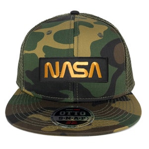Peut inclure: Un chapeau de camionneur camouflage avec un patch noir qui dit "NASA" en lettres orange. Le chapeau a un dos en maille noire et une fermeture à pression.