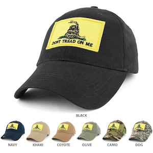 Puede incluir: Una gorra de béisbol negra con un parche amarillo que presenta una serpiente enroscada y el texto "Don't Tread On Me". La gorra está disponible en 10 colores diferentes, incluyendo azul marino, caqui, coyote, oliva, camuflaje y DDG.