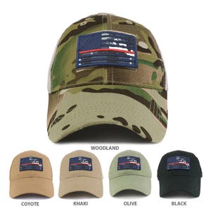 Puede incluir: Un conjunto de diez gorras de béisbol en varios colores, incluyendo coyote, caqui, oliva y negro. Cada gorra presenta un patrón de camuflaje y un parche de bandera estadounidense rojo, blanco y azul con una fina línea azul.