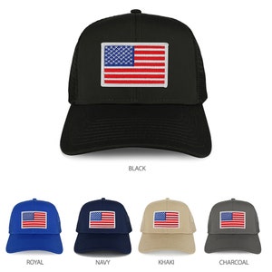 Könnte beinhalten: Eine Trucker-Kappe mit Netzrücken und einem großen gestickten amerikanischen Flaggen-Patch auf der Vorderseite. Die Kappe ist in Schwarz, Königsblau, Marineblau, Khaki und Anthrazit erhältlich.