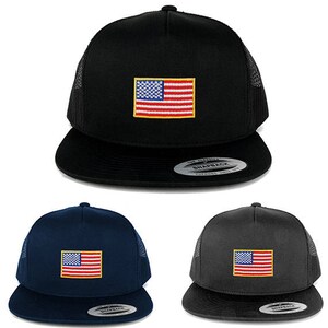 Può includere: Tre cappellini da camionista con rete sul retro. I cappellini sono neri, blu navy e grigi. Ogni cappellino ha una bandiera americana ricamata sul davanti. I cappellini sono tutti dello stesso stile e hanno una visiera curva.