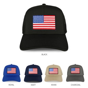 Könnte beinhalten: Eine Trucker-Kappe mit Netzrücken und einem kleinen amerikanischen Flaggen-Patch auf der Vorderseite. Die Kappe ist in Schwarz, Royalblau, Dunkelblau, Khaki und Anthrazit erhältlich.