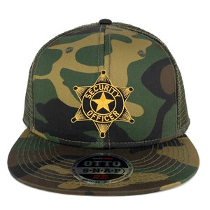 Op de afbeelding: Een camouflage groene en zwarte trucker cap met een gouden geborduurd sterretje met de tekst "SECURITY OFFICER". De pet heeft een zwart mesh achterkant en een drukknopsluiting.