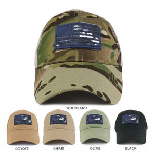 Könnte beinhalten: Ein Set aus sechs Baseballkappen in verschiedenen Farben und Tarnmustern. Jede Kappe hat einen blauen und weißen amerikanischen Flaggen-Patch auf der Vorderseite. Die Farben umfassen Coyote, Khaki, Olive, Schwarz und Woodland.