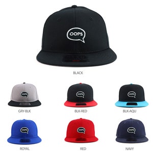 Pode incluir: Um conjunto de nove bonés de beisebol em uma variedade de combinações de cores. Cada boné apresenta uma bolha de diálogo branca com a palavra "OOPS" em letras pretas. Os bonés estão disponíveis em preto, cinza e preto, preto e vermelho, preto e azul-turquesa, azul royal, vermelho e azul marinho.