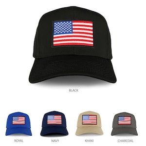 Pode incluir: Um boné de beisebol com um remendo bordado da bandeira americana. O boné está disponível em preto, azul royal, azul marinho, cáqui e cinza.