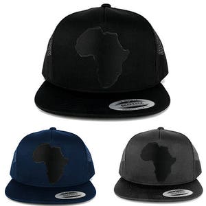 Op de afbeelding: Drie trucker caps met een zwarte omtrek van het Afrikaanse continent op de voorkant. De caps zijn zwart, donkerblauw en grijs.