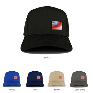 Könnte beinhalten: Ein Set aus sechs Baseballkappen in verschiedenen Farben, jede mit einer kleinen gestickten amerikanischen Flagge auf der Vorderseite. Die Farben sind Schwarz, Königsblau, Marineblau, Khaki und Anthrazit.