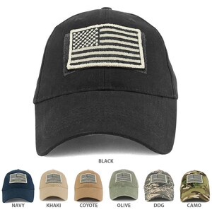 Peut inclure: Une casquette de baseball noire avec un patch brodé du drapeau américain blanc sur le devant. La casquette est disponible dans d'autres couleurs, notamment le bleu marine, le kaki, le coyote, l'olive, le DDG et le camouflage.