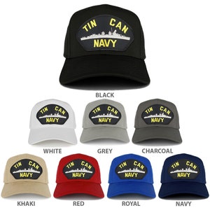 以下が含まれることがあります： 10色のベースボールキャップのセット。それぞれに、黒のパッチに黄色い文字で「TIN CAN NAVY」と、白い船のシルエットが描かれています。キャップは2列5個ずつ、黒、白、グレー、チャコール、カーキ、赤、ロイヤルブルー、ネイビーブルーのカラー展開です。
