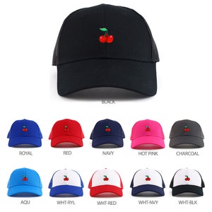 Puede incluir: Una variedad de colores de gorras de béisbol con una cereza bordada en la parte delantera. Las gorras están hechas de un material de malla y tienen una visera curvada.