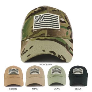 Peut inclure: Un ensemble de six casquettes de baseball avec un petit patch du drapeau américain sur le devant. Les casquettes sont de six couleurs différentes : camouflage woodland, brun coyote, kaki, vert olive et noir.