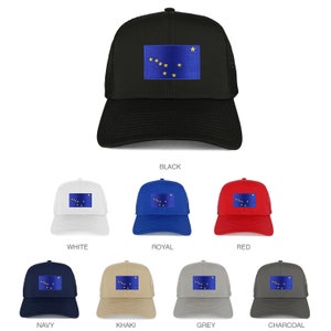 以下が含まれることがあります： アラスカ州の州旗が刺繍されたパッチが付いたトラッカーハット。帽子は10色展開: ブラック、ホワイト、ロイヤルブルー、レッド、ネイビーブルー、カーキ、グレー、チャコール、ティール、ピンク。