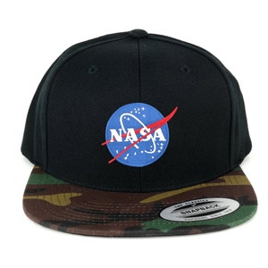 Pode incluir: Boné preto e camuflado com um logotipo da NASA azul e vermelho bordado na frente.