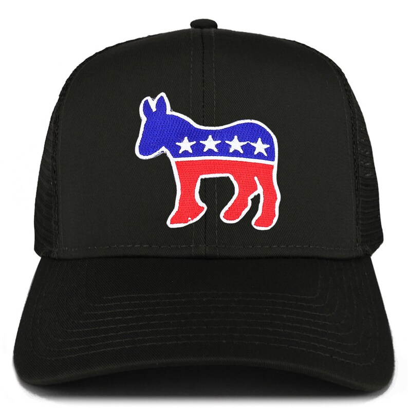 Op de afbeelding: Zwarte truckercap met een rood, wit en blauw ezel silhouet met vijf sterren. De ezel is het symbool van de Democratische Partij.