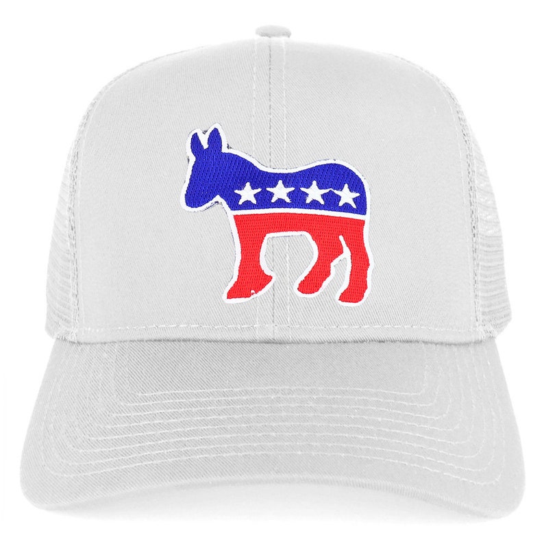 Op de afbeelding: Witte trucker cap met een blauw en rood ezel silhouet met vijf witte sterren aan de voorkant.