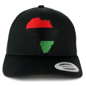 Puede incluir: Gorra de camionero negra con un contorno rojo, negro y verde del continente africano. La gorra tiene una parte trasera de malla negra y un cierre de broche negro. La gorra tiene una etiqueta blanca en la parte posterior que dice "The Classics" y "Snapback" con el logotipo de Yupoong.