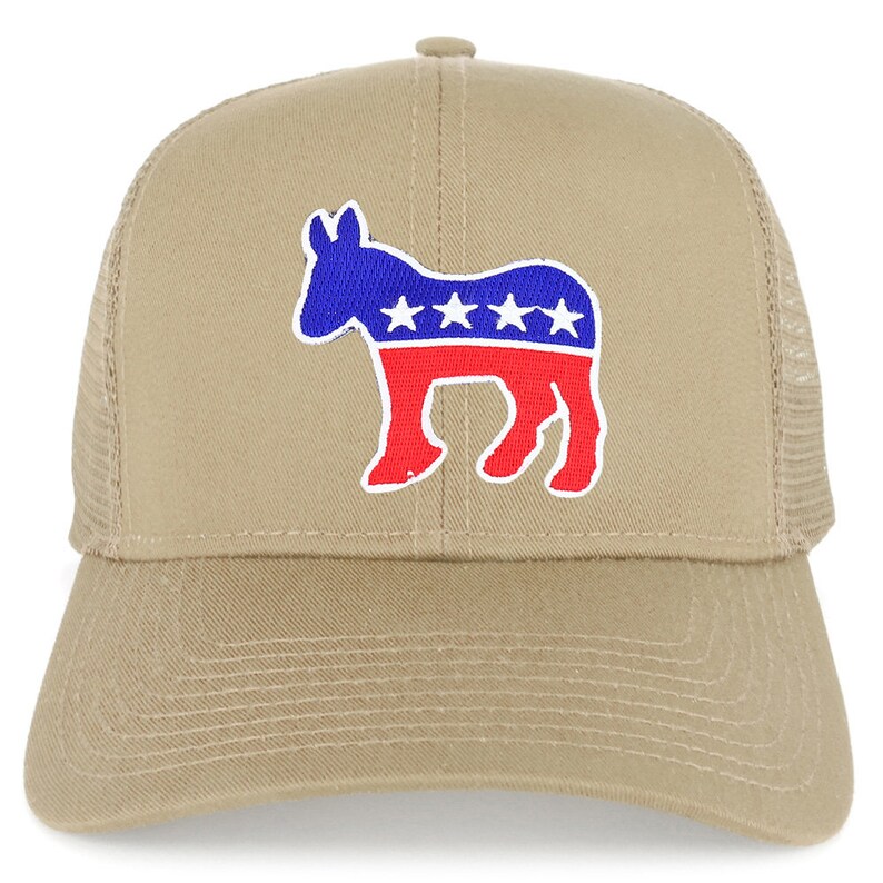 Op de afbeelding: Een beige truckercap met een rood, wit en blauw ezellogo. De ezel staat op alle vier poten en heeft vijf sterren op zijn rug.