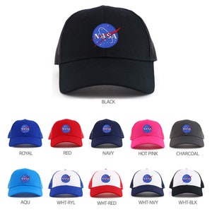 Puede incluir: Una colección de diez gorras de béisbol con un logotipo de la NASA en varios colores, incluyendo negro, azul real, rojo, azul marino, rosa fuerte, carbón, aguamarina, blanco con azul real, blanco con rojo, blanco con azul marino y blanco con negro.