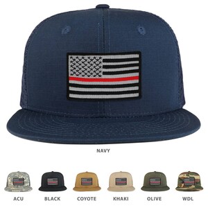 Puede incluir: Una gorra de camionero azul marino con un parche de bandera estadounidense con una línea roja. La gorra está disponible en otros colores, incluyendo negro, coyote, caqui, oliva y camuflaje de bosque.