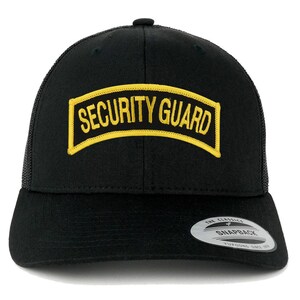 Puede incluir: Gorra de camionero negra de malla con un parche bordado amarillo que dice "SECURITY GUARD".